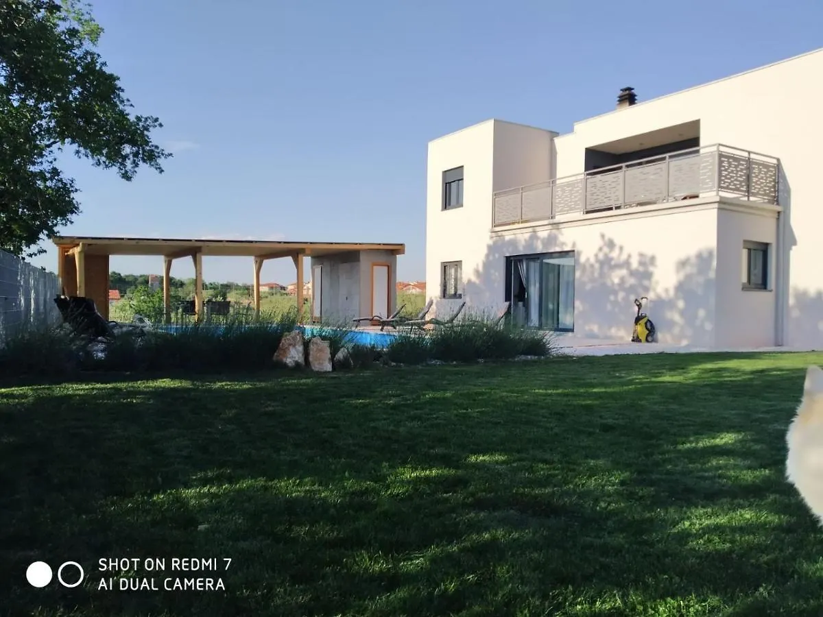 Enjoy Green, App With Swimming Pool, Garden, Pets Welcome Novigrad