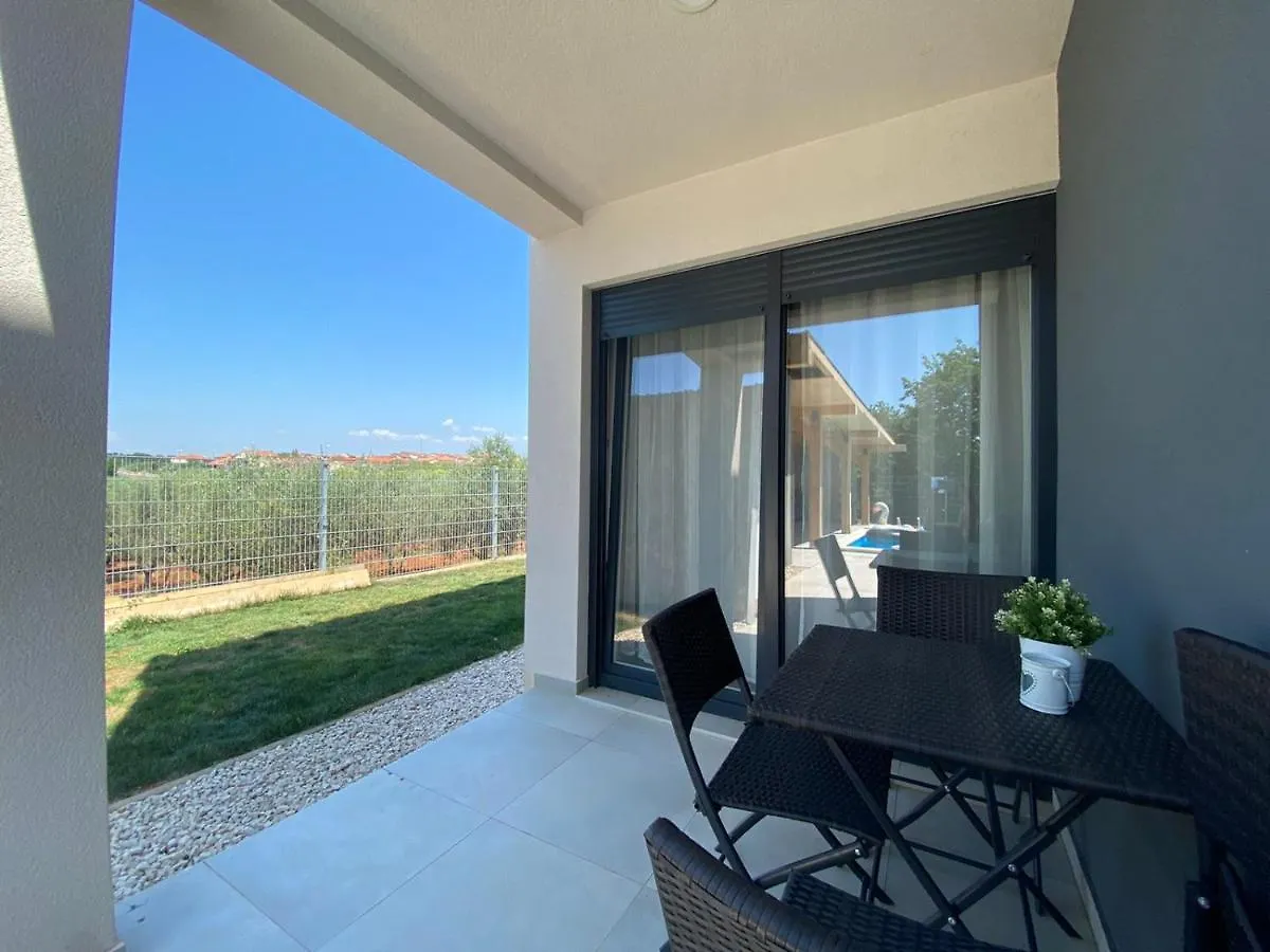 Apartment Enjoy Green, App With Swimming Pool, Garden, Pets Welcome Novigrad
