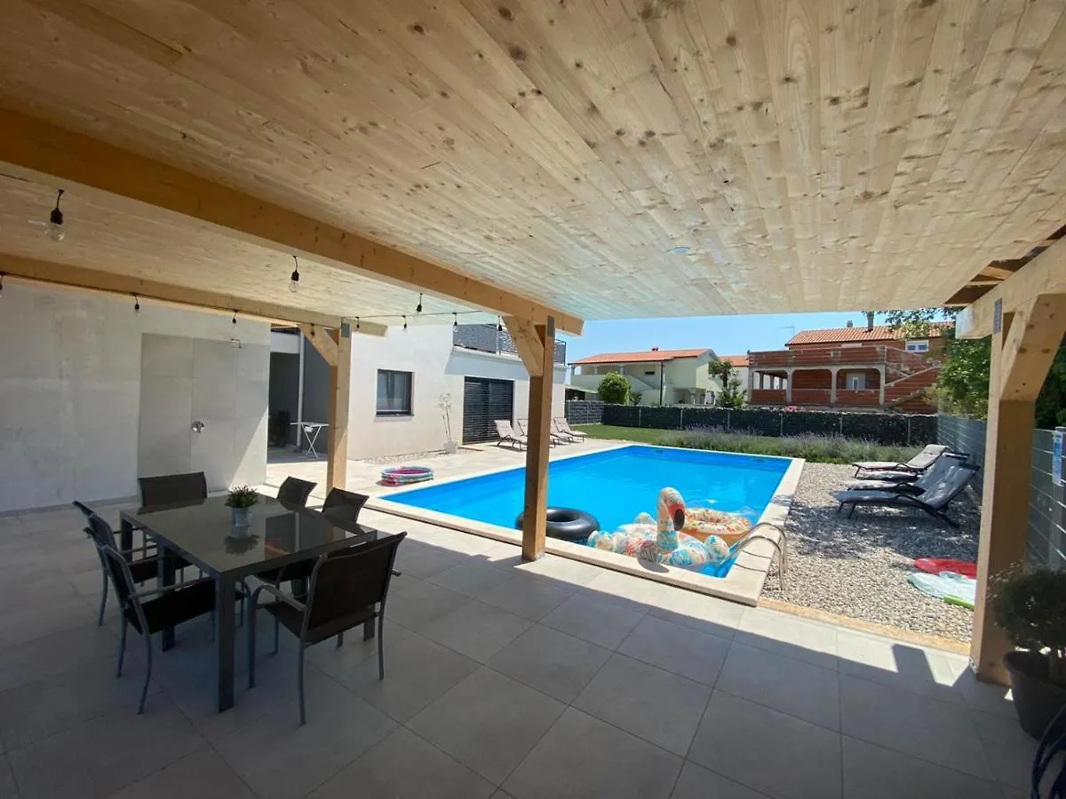 Enjoy Green, App With Swimming Pool, Garden, Pets Welcome Novigrad  Novigrad (Istria)