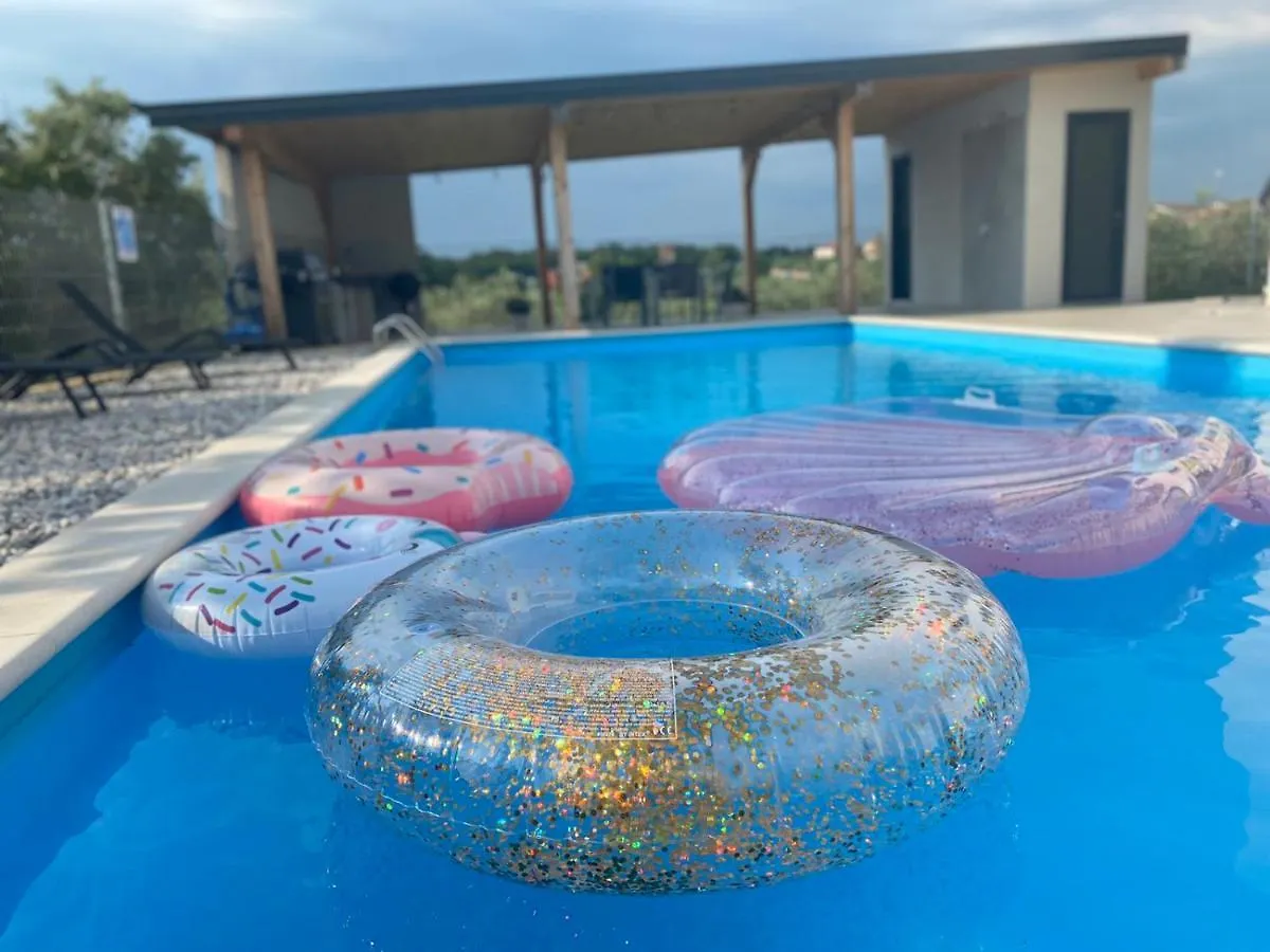 Enjoy Green, App With Swimming Pool, Garden, Pets Welcome Novigrad  0*, Novigrad (Istria)