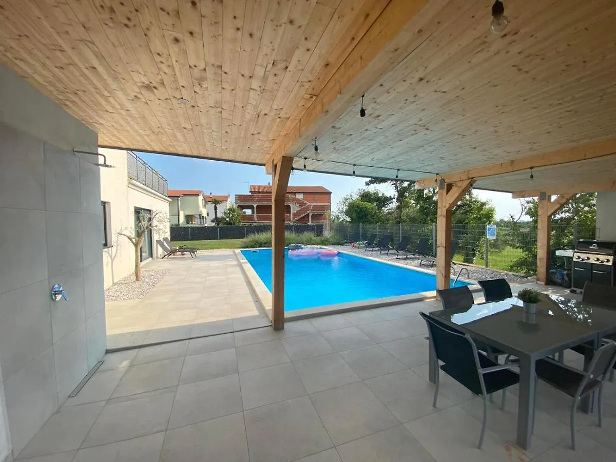Enjoy Green, App With Swimming Pool, Garden, Pets Welcome Novigrad  Apartment