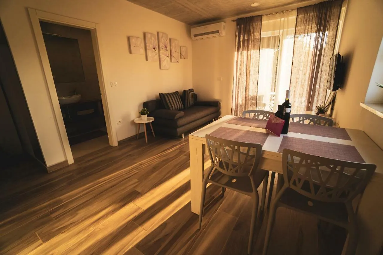 Apartment Enjoy Green, App With Swimming Pool, Garden, Pets Welcome Novigrad  Croatia